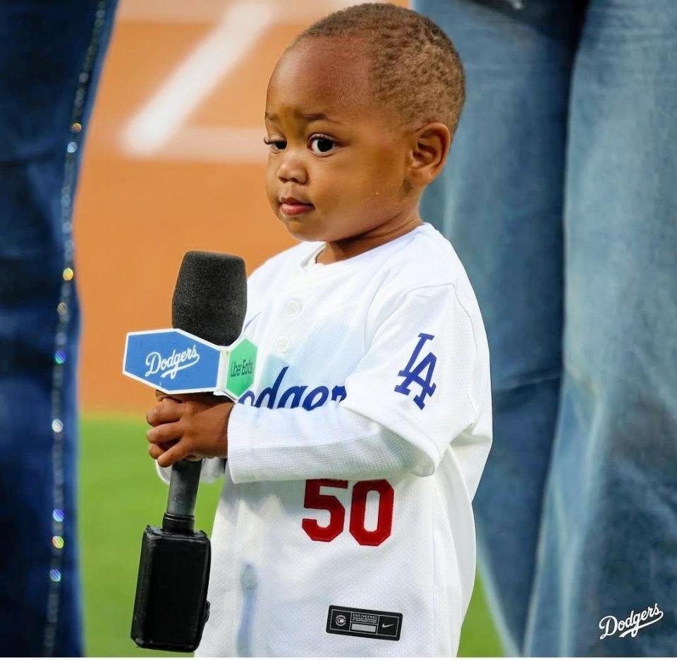 　マイクを持つベッツの長男・カイ君（ロサンゼルス・ドジャース提供）