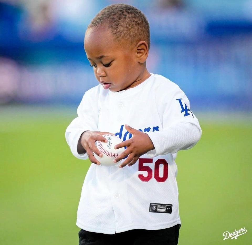 　ボールを持つベッツの長男・カイ君（ロサンゼルス・ドジャース提供）