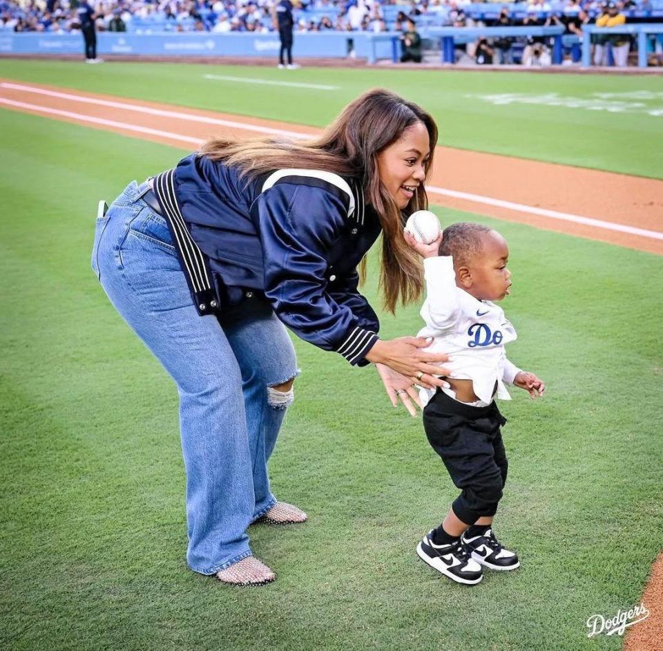　ブリアンナさんに促されボールを投げる長男・カイ君（ロサンゼルス・ドジャース提供）