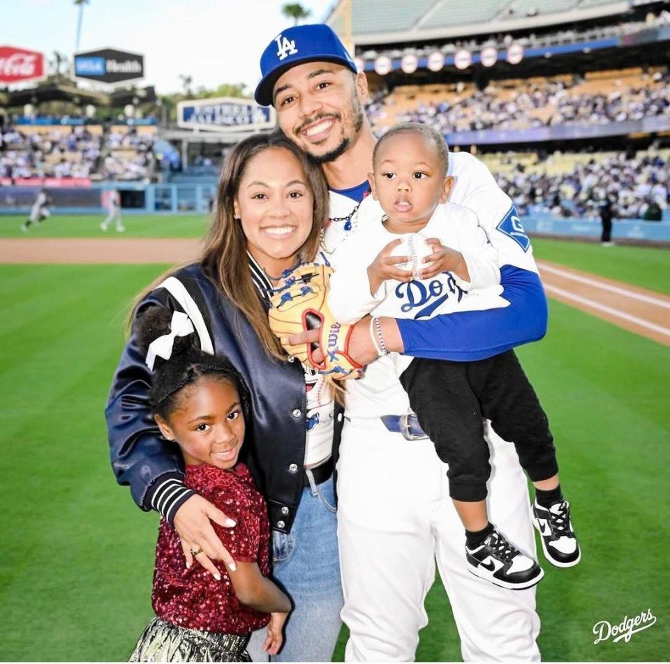 　始球式に登場したベッツ一家（ロサンゼルス・ドジャース提供）