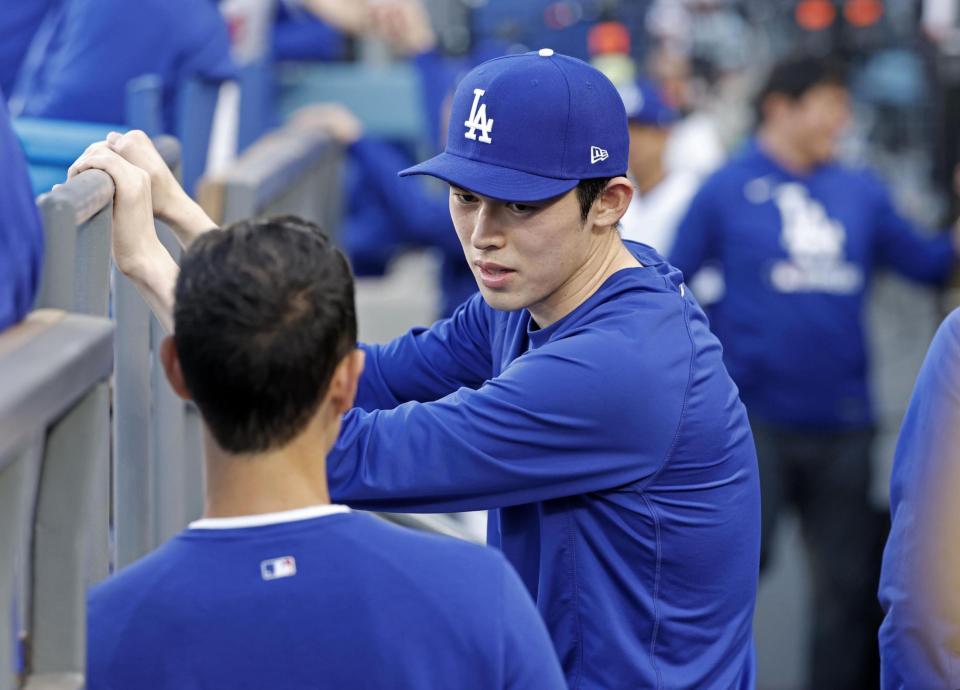 　アスレチックス戦のベンチに姿を現した佐々木（共同）