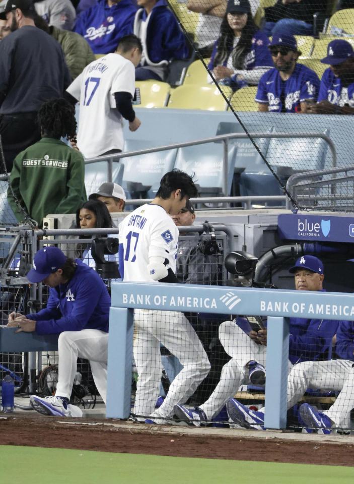 　７回、三邪飛に倒れベンチに戻る大谷。右はロバーツ監督（共同）