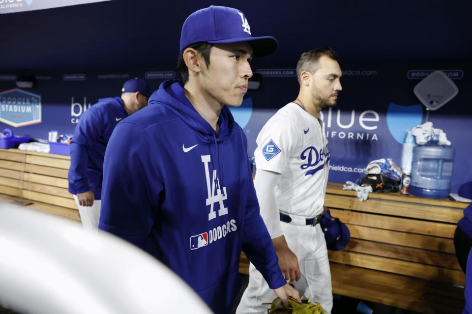 　アスレチックスに敗れ引き揚げる佐々木（手前）＝共同