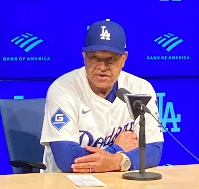 　試合後、佐々木について話すロバーツ監督（撮影・小林信行）