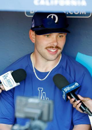 　報道陣の取材に応じるドジャースのラッシング＝ロサンゼルス（共同）