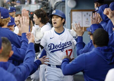 　アスレチックス戦の１回、先頭打者本塁打を放ちチームメートとタッチを交わすドジャース・大谷（共同）