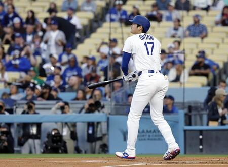 　アスレチックス戦の１回、先頭打者本塁打を放つドジャース・大谷（共同）