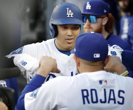 　アスレチックス戦の１回、先頭打者本塁打を放ち、ロハス（手前）と「デコピンポーズ」をとるドジャース・大谷（共同）