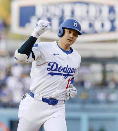 　アスレチックス戦の１回、先頭打者本塁打を放ちポーズをとるドジャース・大谷（共同）