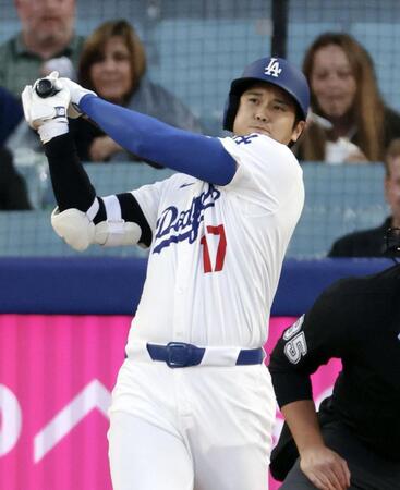 　アスレチックス戦の１回、先頭打者本塁打を放つドジャース・大谷（共同）