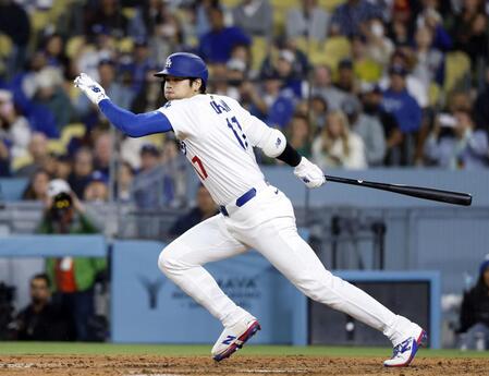 　アスレチックス戦の６回、三塁内野安打を放つドジャース・大谷（共同）