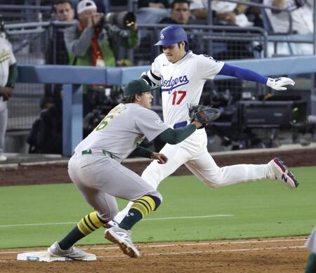 　アスレチックス戦の６回、三塁内野安打を放ち一塁へ駆け込むドジャース・大谷（共同）