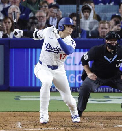 　アスレチックス戦の６回、三塁内野安打を放つドジャース・大谷（共同）