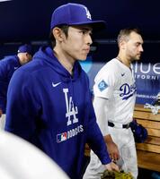 　アスレチックスに敗れ引き揚げるドジャース・佐々木＝共同