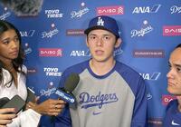 　試合前、報道陣の取材に応じるドジャース・佐々木（共同）