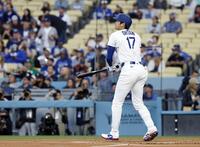 　アスレチックス戦の１回、先頭打者本塁打を放つドジャース・大谷（共同）
