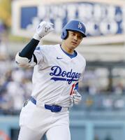 　アスレチックス戦の１回、先頭打者本塁打を放ちポーズをとるドジャース・大谷（共同）