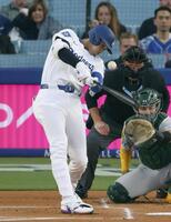 　アスレチックス戦の１回、先頭打者本塁打を放つドジャース・大谷（共同）