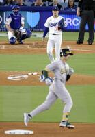 　アスレチックス戦の３回、ソダーストロム（手前）に２ランを浴びたドジャース・山本（共同）