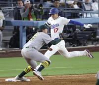 　アスレチックス戦の６回、三塁内野安打を放ち一塁へ駆け込むドジャース・大谷（共同）