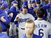 　アスレチックス戦に先発し、６回を投げ終えチームメートとタッチを交わすドジャース・山本（共同）