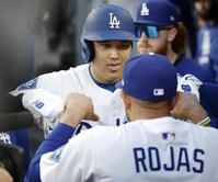 　アスレチックス戦の１回、先頭打者本塁打を放ち、ロハス（手前）と「デコピンポーズ」をとるドジャース・大谷（共同）