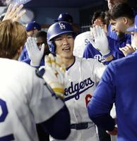 　アスレチックス戦の５回、メジャー初本塁打を放ちチームメートとタッチを交わすドジャース・金慧成（共同）