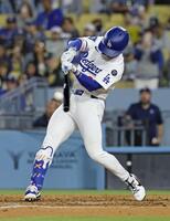 　アスレチックス戦の５回、右中間にメジャー初本塁打を放つドジャース・金慧成（共同）