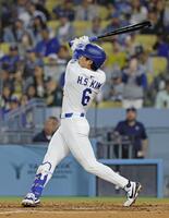 　アスレチックス戦の５回、右中間にメジャー初本塁打を放つドジャース・金慧成（共同）