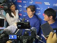 　試合後、取材に応じるドジャース・山本（中央）＝提供・共同通信社