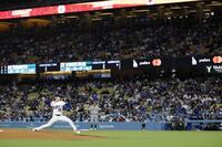 　アスレチックス戦の５回、力投するドジャース・山本（共同）