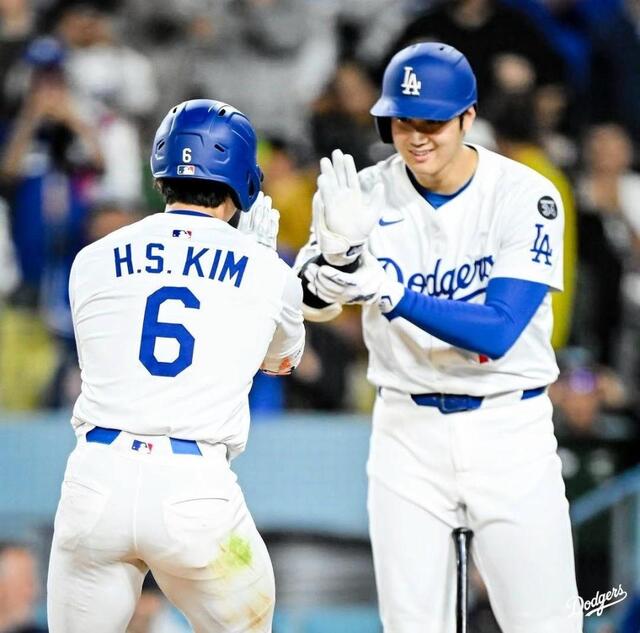 大谷翔平 キム・ヘソンのメジャー１号に優しい眼差し 独特ポーズでお出迎えにファン「シュワッチ？」「大谷さん大喜び」/大リーグ/デイリースポーツ  online