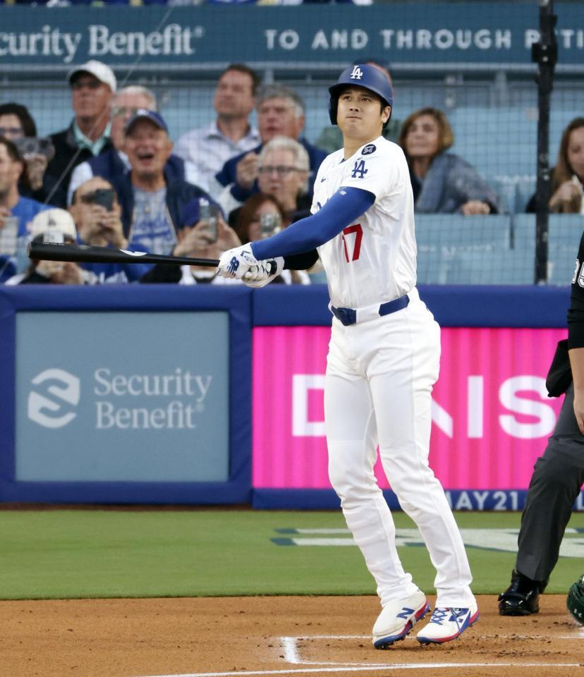　アスレチックス戦の１回、先頭打者本塁打を放つドジャース・大谷（共同）