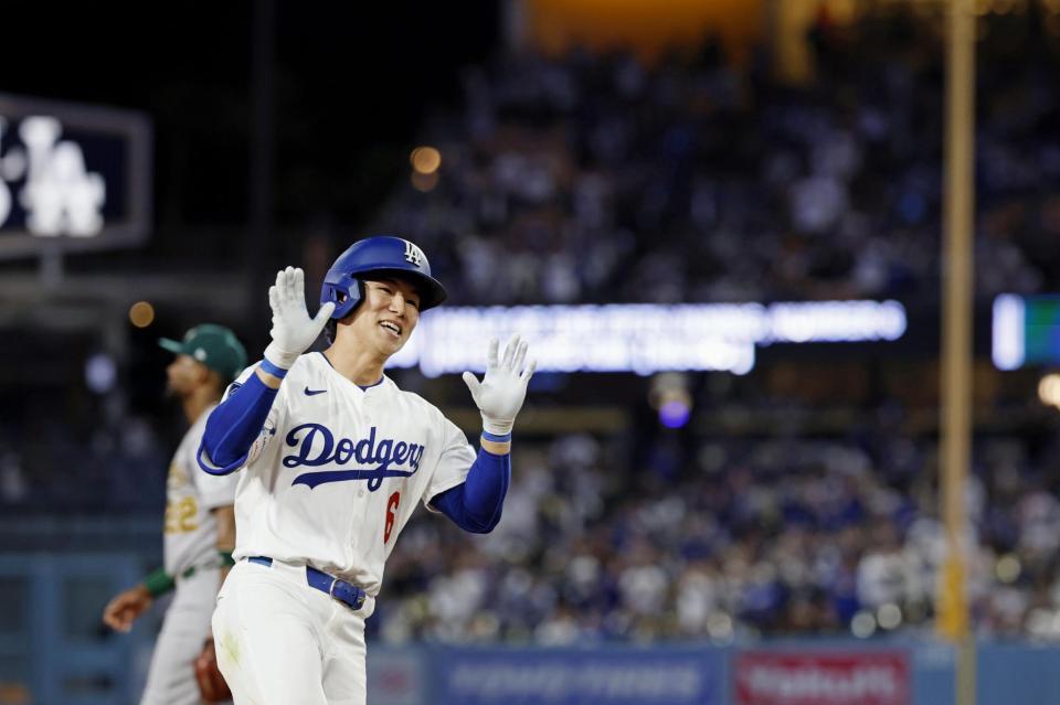　アスレチックス戦の５回、右中間にメジャー初本塁打を放ちポーズをとるドジャース・金慧成（共同）