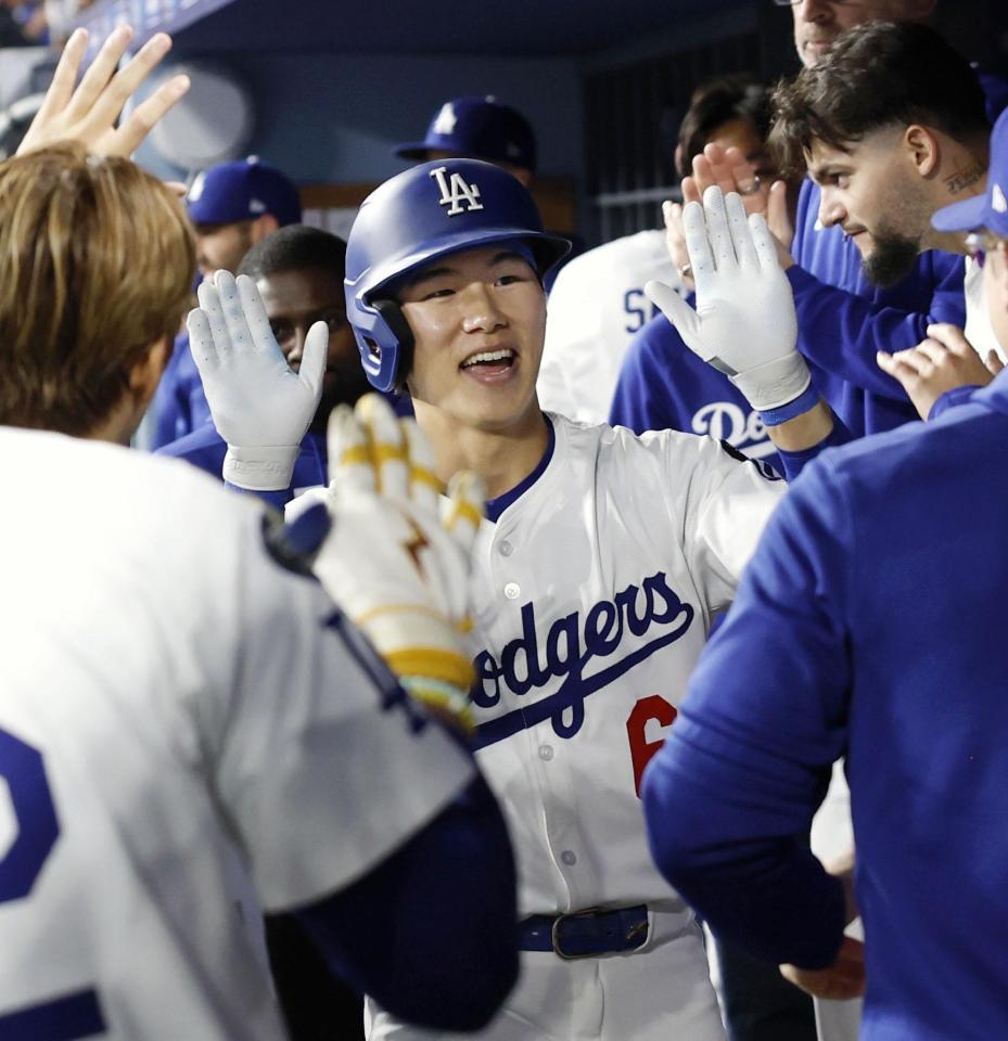 　アスレチックス戦の５回、メジャー初本塁打を放ちチームメートとタッチを交わすドジャース・金慧成（共同）