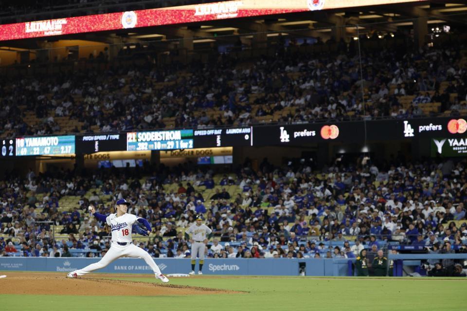 　アスレチックス戦の５回、力投するドジャース・山本（共同）