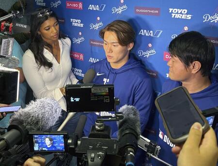 　試合後、取材に応じるドジャース・山本（中央）＝提供・共同通信社