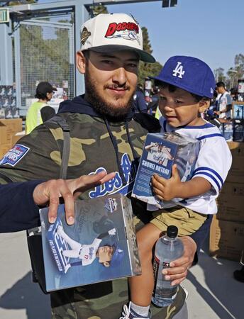 　大谷の首振り人形を受け取ったドジャースファン（共同）