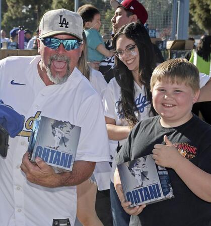 　大谷の首振り人形を手に入れ、喜ぶドジャースファン（共同）