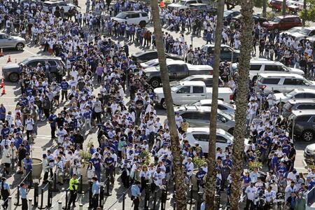 　大谷の首振り人形をもらうため、ドジャースタジアムの開門を待つ大勢のファン（共同）