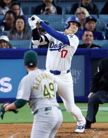 　アスレチックス戦の３回、２試合連続本塁打となる３ランを放つドジャース・大谷。投手アレクサンダー＝ロサンゼルス（共同）