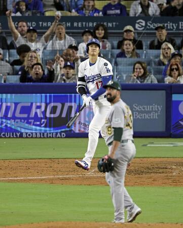 　４回、２打席連続本塁打となる２ランを放つ大谷（共同）