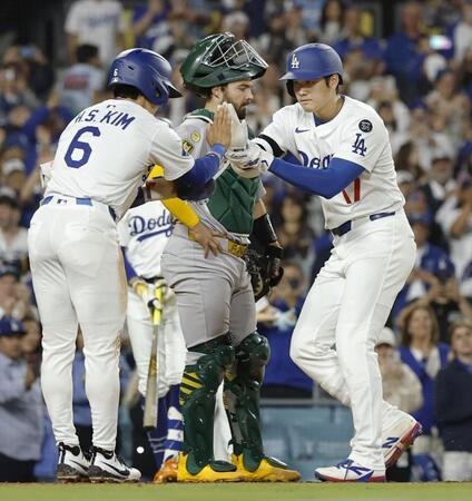 　４回、２ランを放ち金慧成（６）に迎えられる大谷（共同）