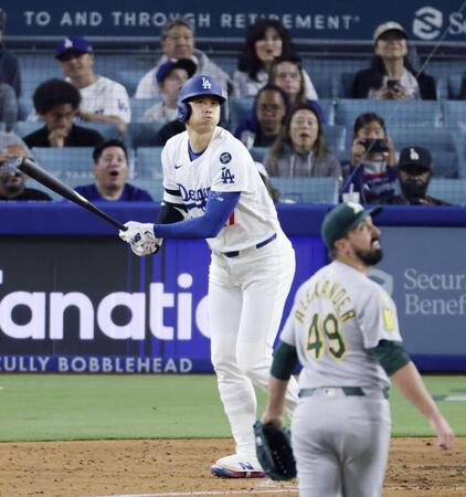 　３回、２試合連続本塁打となる３ランを放つ大谷（共同）