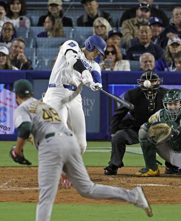 　４回、２打席連続本塁打となる２ランを放つ大谷（共同）