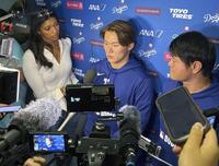 　試合後、取材に応じるドジャース・山本（中央）＝提供・共同通信社