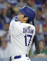 　２回、右犠飛を放つ大谷（共同）