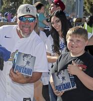 　大谷の首振り人形を手に入れ、喜ぶドジャースファン（共同）