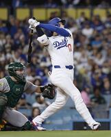 　４回、２打席連続本塁打となる２ランを放つ大谷（提供・共同通信社）