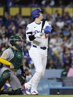 　４回、２打席連続本塁打となる２ランを放つ大谷（共同）